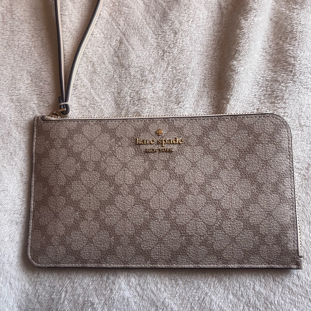 Kate Spade Lucy Spade Flower Medium L-Zip Wristlet